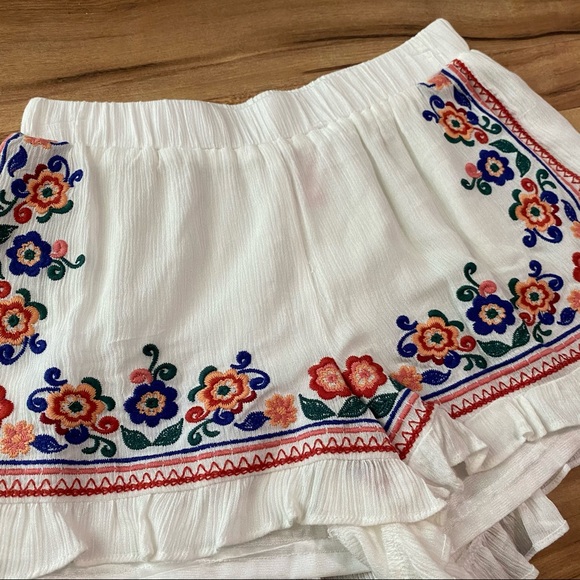 chelsea and violet white embroidered shorts - Picture 2 of 10